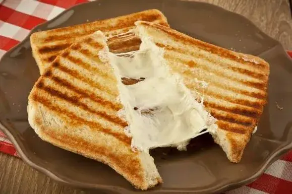 Kaşarlı Tost + Cips
